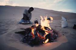 Westsahara, Algerien: Algerien: Expedition Hoggar, Tassili und Tadrart - Ein Feuer am Lagerplatz