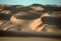 Westsahara, Algerien: Algerien: Expedition Hoggar, Tassili und Tadrart - Maggi vor gigantischen Sanddünen