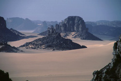 Westsahara, Algerien: Algerien: Expedition Hoggar, Tassili und Tadrart - Schwarze Felsen in Sandwüste